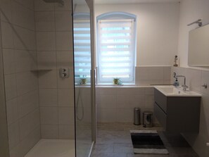 Dusche, Haartrockner, Handtücher, Seife
