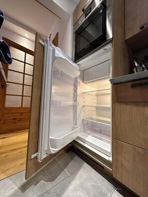 Kjøleskap, ovn, kokeplater og oppvaskmaskin