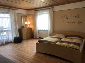 2 室のベッドルーム、WiFi (無料)、ベッドシーツ