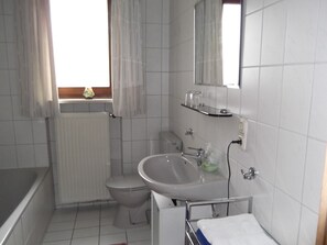 浴槽、ヘアドライヤー、タオル、石鹸