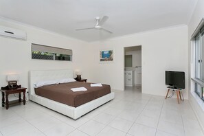 独立别墅, 5 间卧室, 双浴室, 泳池景观 | 5 多间卧室、办公桌、隔音、熨斗/熨衣板