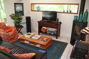 Una televisión, una chimenea