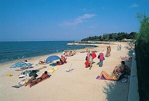 Beach nearby - 4 +2 pers. FREE Wi-Fi, AIR, & GARDEN GRILL, FAMILY FRIENDLY (Kukci)