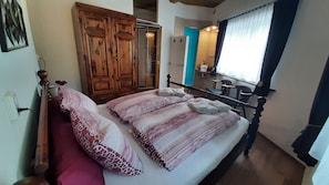 3 bedrooms, iron/ironing board, travel crib, free WiFi