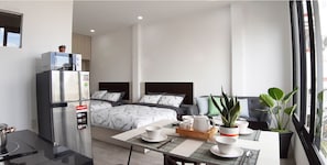 Deluxe Studio | Desk, blackout drapes, iron/ironing board, free WiFi