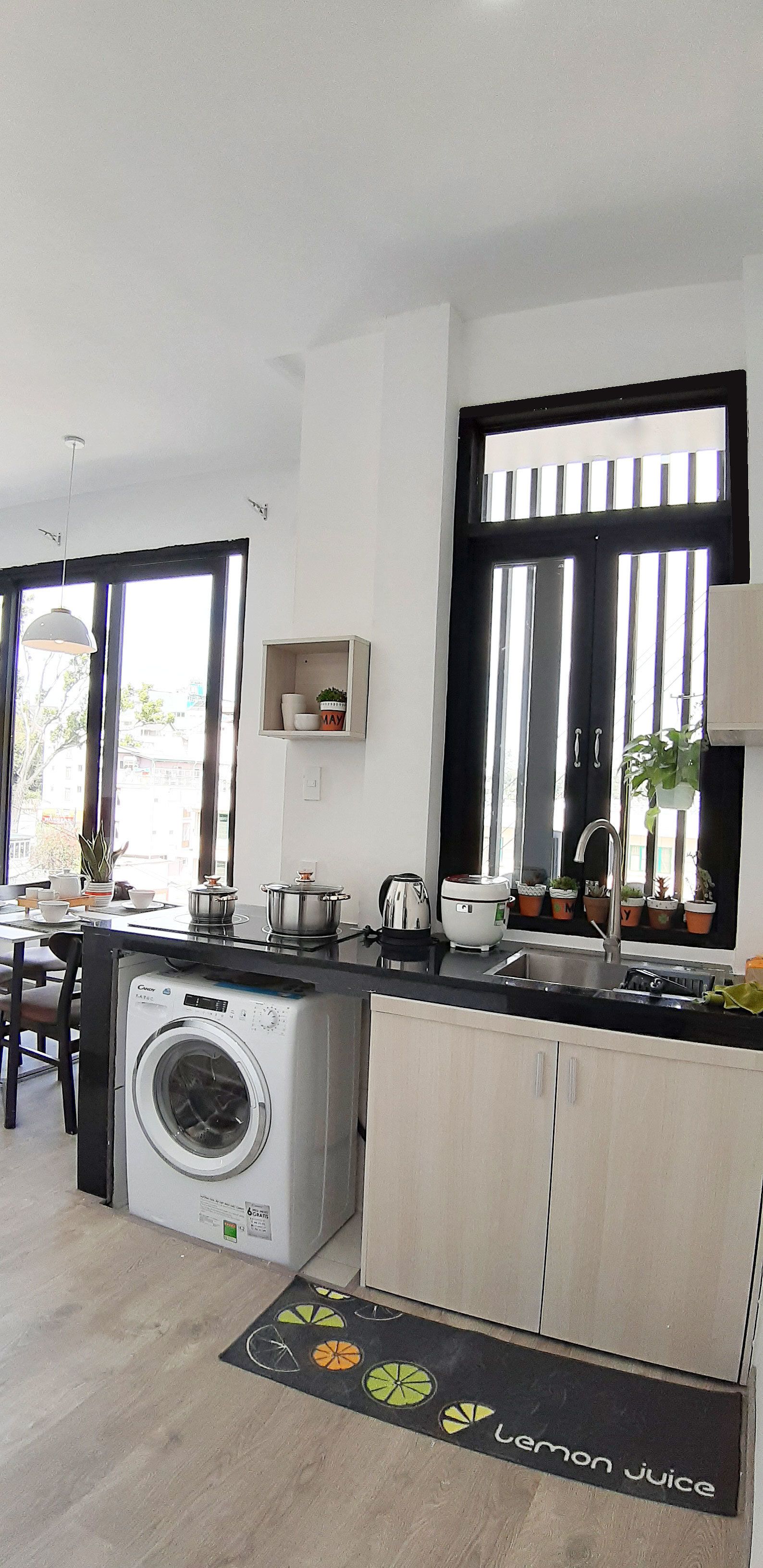 Bàn, màn/rèm cản sáng, bàn ủi/dụng cụ ủi quần áo 