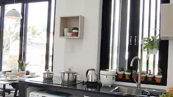 Bàn, màn/rèm cản sáng, bàn ủi/dụng cụ ủi quần áo