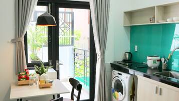 Studio Standar | Dapur kecil pribadi | Lemari es besar, microwave, kompor, dan ketel listrik