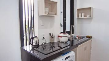 Studio Deluks | Makan di kamar