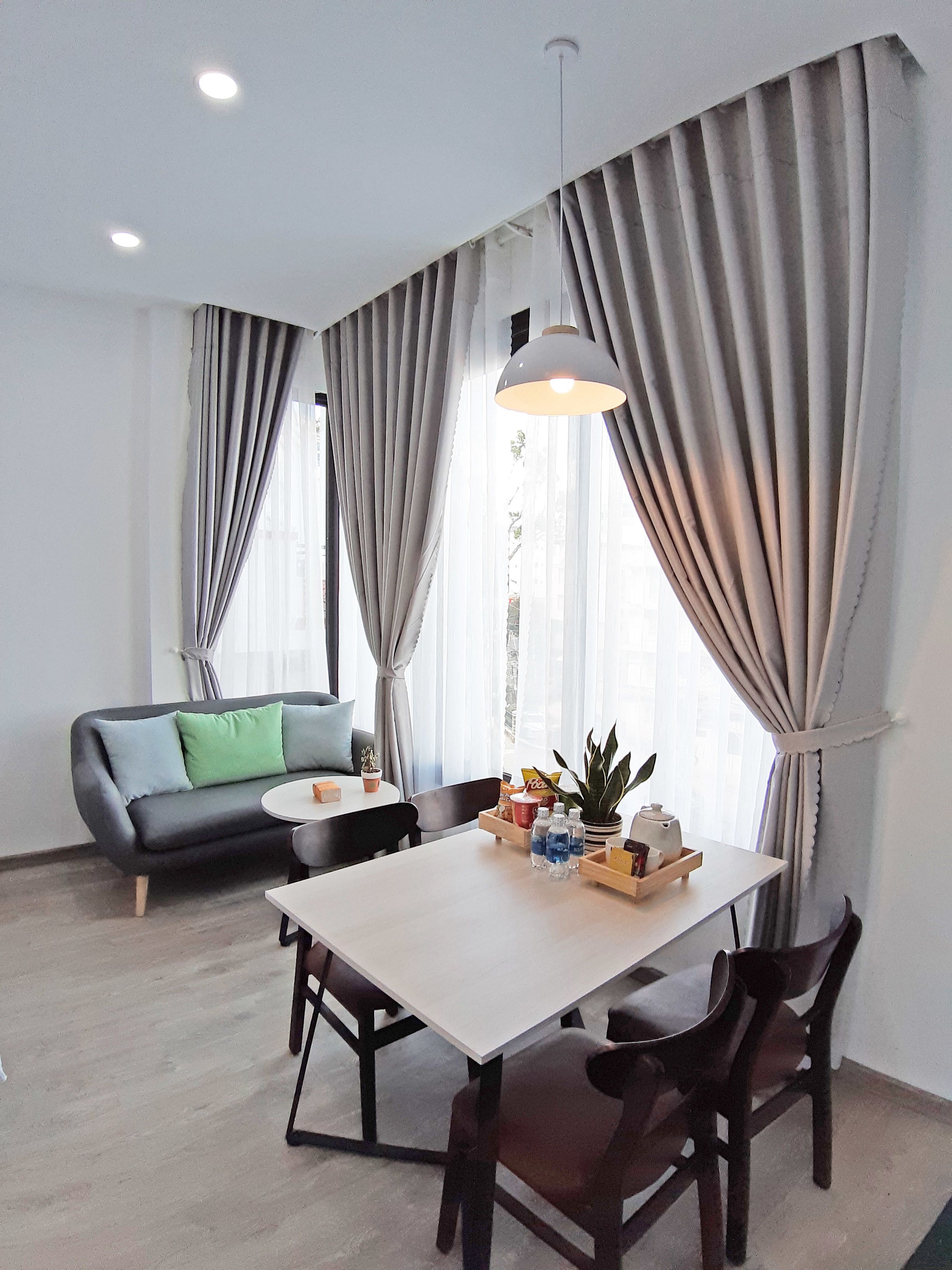 Studio Deluks | Makan di kamar