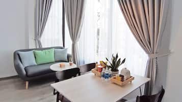 Studio Deluks | Makan di kamar