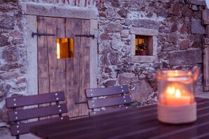 Outdoor dining - Historic farmhouse with sauna, pond and hot tub (Drachselsried)