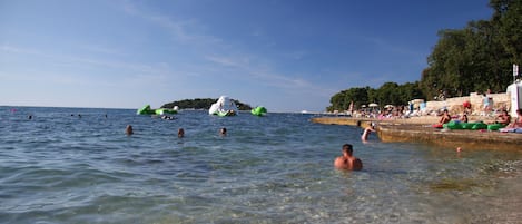 Una spiaggia nelle vicinanze, lettini da mare