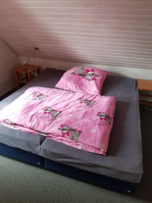 3 bedrooms, iron/ironing board, WiFi, bed sheets