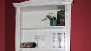 A white bookshelf with decorative items and books. - cozy, quiet apartment near Spreewald, central location, pets welcome (Neupetershain)
