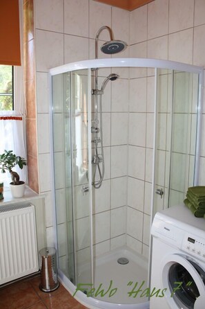 Shower, hair dryer, towels, soap - cozy, quiet apartment near Spreewald, central location, pets welcome (Neupetershain)