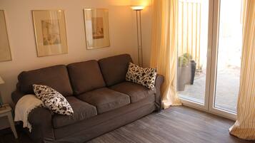 TV, DVD player, books, stereo