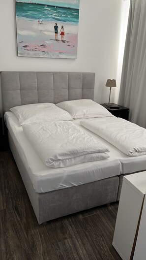 1 bedroom, bed sheets