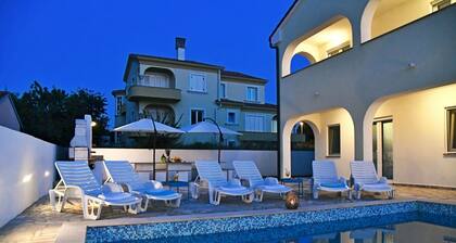 Uusi moderni huvila uima-altaalla, 900 metrin päässä rannasta, josta on upeat merinäkymät