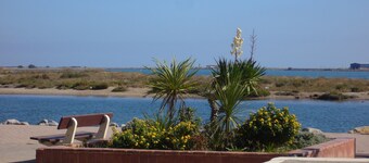 Very nice vacation home, top location, only 50 m to the beach, close to the harbor. 6 persons