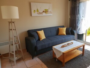 Fernseher, DVD-Player, Bücher, Stereoanlage