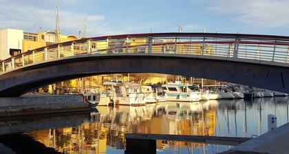 Sehr schönes Ferienhaus, Top Lage, nur 50 m zum Strand, Nähe Hafen. 6 Personen