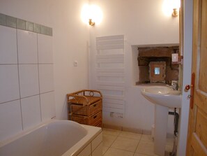 Bathtub, hair dryer, towels, soap - Holiday home in one of the most unspoilt landscapes in France. (Chaspinhac)