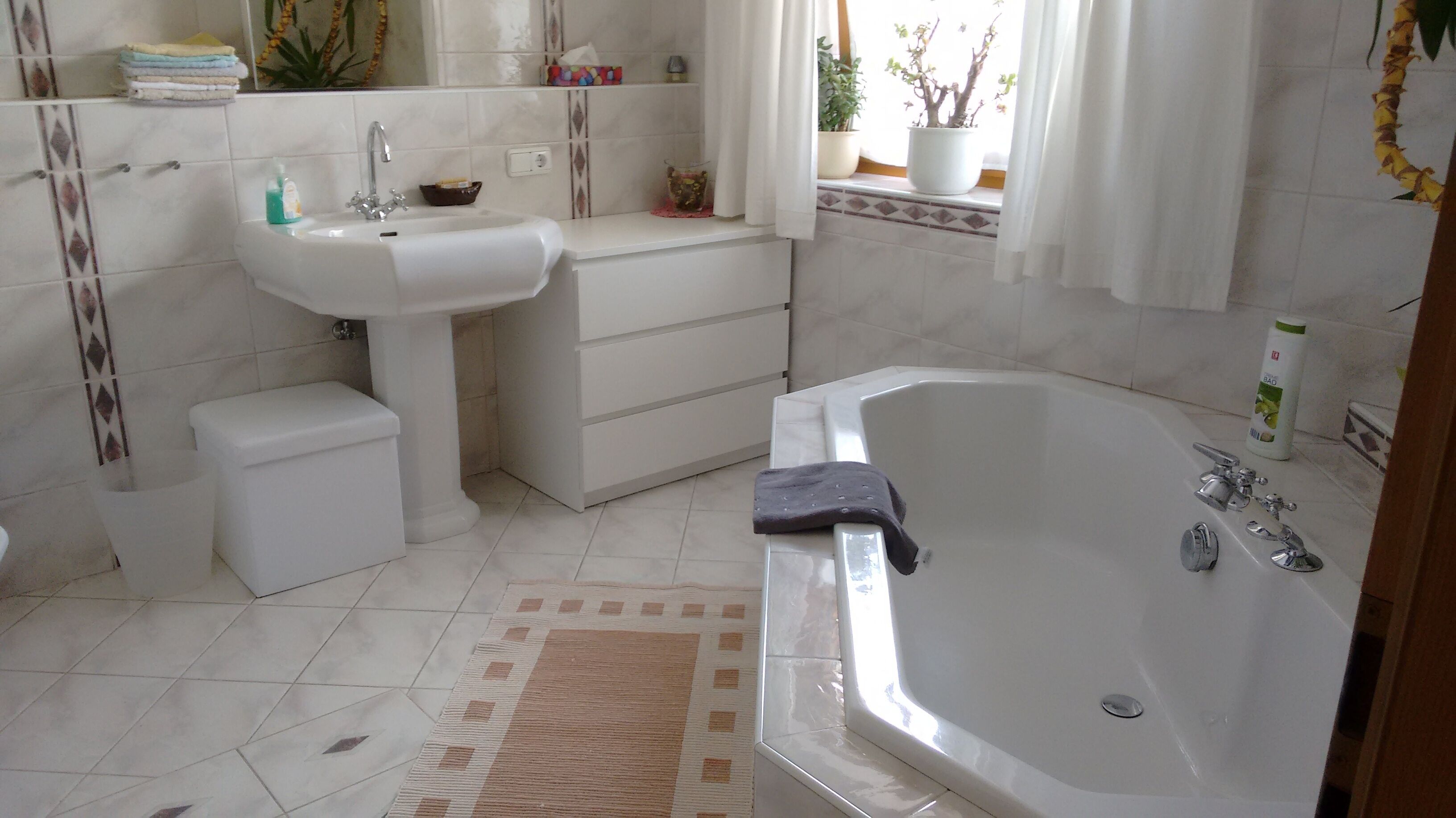 Badewanne, Haartrockner, Handtücher, Seife