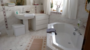 Bathtub, hair dryer, towels, soap - Holiday house ARIA in Achenkirch am Achensee in Austria Tyrol (Achenkirch)