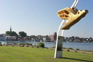 Unclassified image, 4 of 33, button