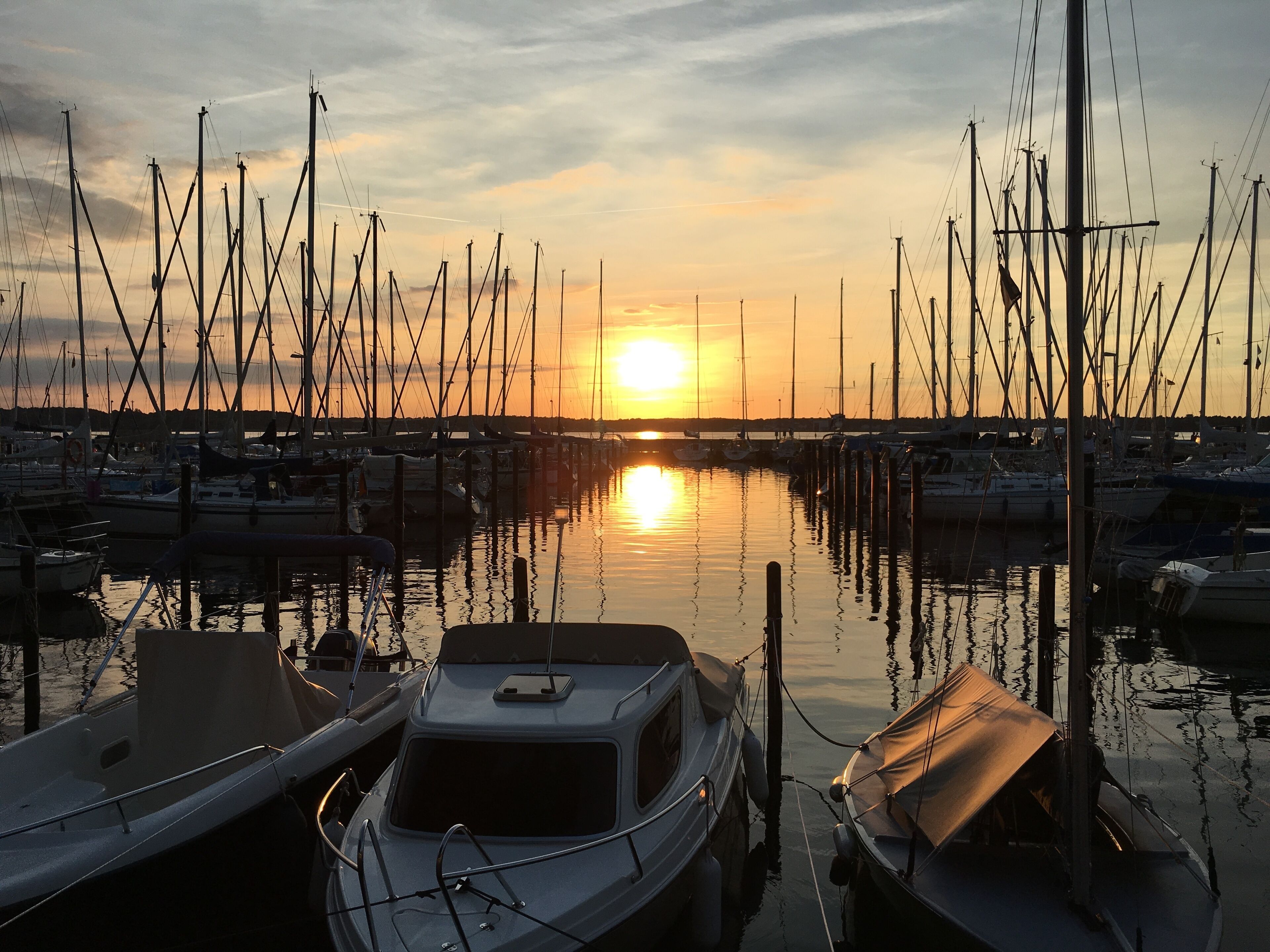 ... und die Segelboote und Yachten sicher im Hafen vertäut sind ...