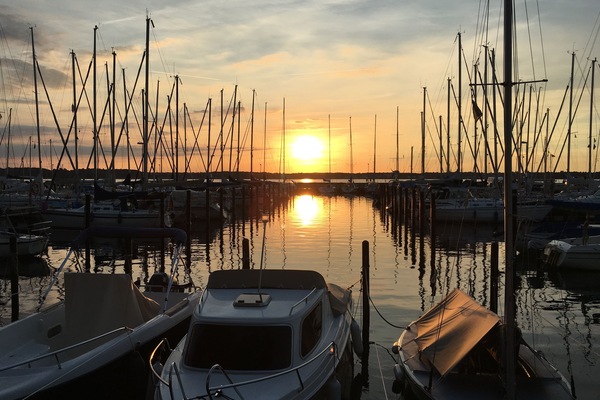 ... und die Segelboote und Yachten sicher im Hafen vertäut sind ...