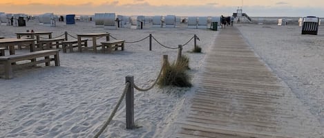 Plage à proximité, chaises longues
