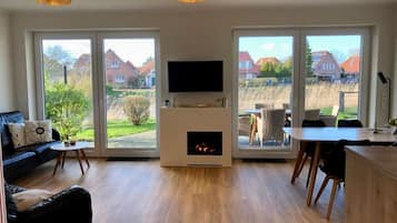 Una televisión, una chimenea