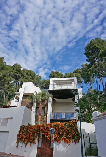 80 m2 Sundeck in middle of green