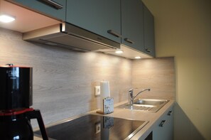 Réfrigérateur, four à micro-ondes, un four, cafetière-théière