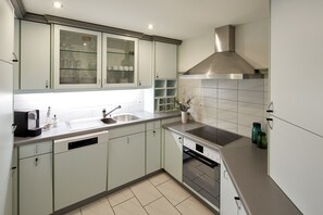 Kühlschrank, Ofen, Herdplatte, Geschirrspüler