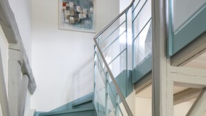 En trappe med glasgelændere og et moderne design.