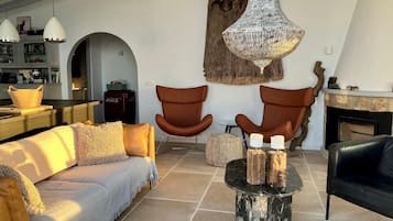 TV connectée, cheminée, lecteur de DVD, baby-foot