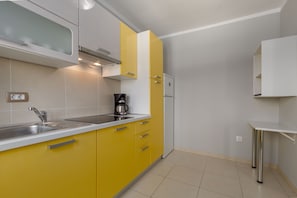 Refrigerador, microondas, placa de cocina, lavavajillas
