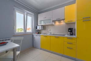 Refrigerador, microondas, placa de cocina, lavavajillas