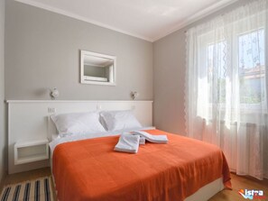 2 bedrooms, free WiFi, bed sheets - Top furnished apartment with pool, quiet location, garden (Poreč)