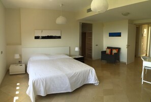 3 chambres, fer et planche à repasser, Wi-Fi, draps fournis
