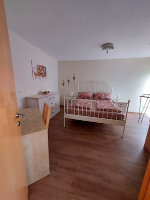 1 Schlafzimmer, Bügeleisen/Bügelbrett, Reisekinderbett, kostenloses WLAN