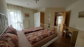 1 dormitori, planxa i posts de planxar, wifi gratuïta i roba de llit