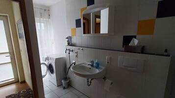 Dusche, Haartrockner, HandtĂŒcher, Seife