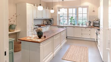 KĂŒhlschrank, Wasserkocher, Hochstuhl