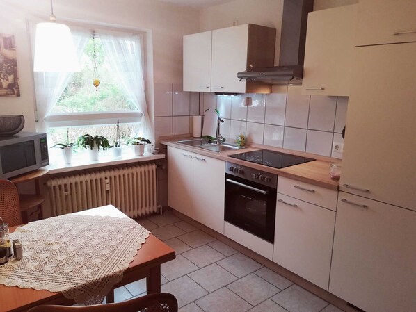 Een koelkast, een magnetron, een oven