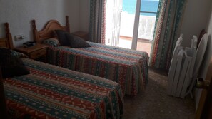 2 quartos, ferros/tábuas de passar roupa, berço de viagem