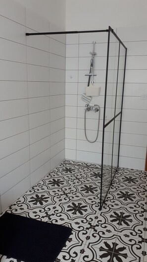 Shower, towels - 3 separate, well-equipped apartments in one house - 1-2-3 bedrooms (Cserszegtomaj)